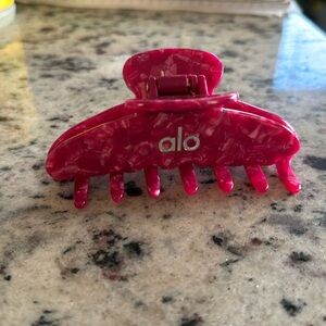 Alo claw clip